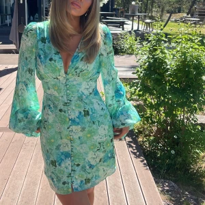 Grön Adoore klänning - Säljer min Adoore klänning som är använd 2 gånger. Jättefint skick, inga defekter. Finns inte kvar att köpa i den färgen  längre.