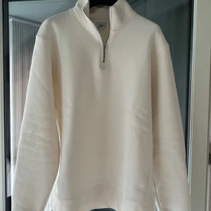 Zara quarter zip - Säljer en quarter zip från märket Zara. Helt ny och oanvänd. Färgen är cream och storlek är XL, så sitter lite pösigt, perfekt som mjukis.