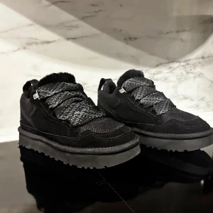 UGG Lowmell - Säljer ett par svarta sneakers från UGG. Skorna är i storlek 40 och aldrig använda pga att dom var för små för mig. Perfekta för kyligare dagar till nästa vinter. Nypris:2000. Priset är inte hugget i sten