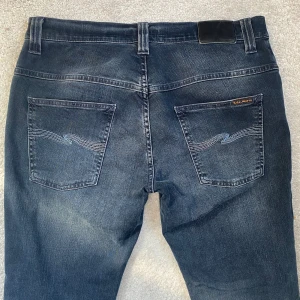 Svart/blåa jeans från Nudie - Säljer ett par Nudie Jeans med fet colorway🌤️ | Orginal storlek: 33/32, passar 32/31 bättre! | Modell: Thin Finn- Slim fit | Skick: 9/10 | Hör av er vid fler funderingar👊
