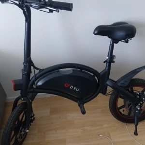 Elcykel från DYU - Säljer en svart elcykel från DYU med sportig design och röda detaljer på hjulen använd bara 2 gånger. Cykeln har en robust ram, bekväm sadel och eldrift. Perfekt och smidig kör hela 25km/h.