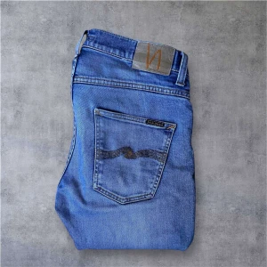 Nudie jeans  - Säljer ett par nudie jeans modell grim Tim i fint skick inga synliga defekter. De är storlek W31 L32. Vid fler frågor är det bara och höra av er.