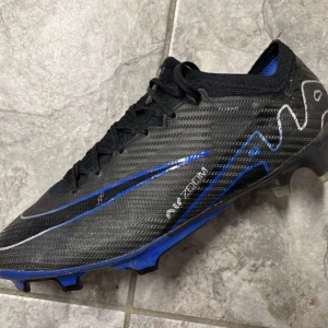 Nike Mercurial Vapor 15 Elite FG - Säljer nu mina skor i mycket bra skick då dessa ej använts de senaste och behöver pengarna! Skorna är i storlek 43 och har använts i cirka 1 månad. Köptes för 3300! För mer frågor eller liknande så är det bara och höra av sig till mig😁