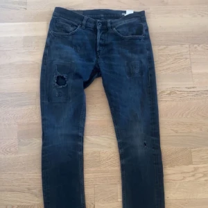 Dondup jeans - Feta dondup jeans i storlek 31. De defekter som finns är de som visas på bilderna