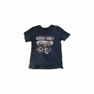Svart t-shirt med tryck - Svart t-shirt med tryck från Gina. Knappt använd!