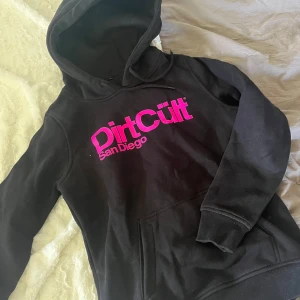 Svart hoodie från DirtCült - Jätte skön hoodie! Är storlek M men passar mig som använder xxs-xs så storleken stämmer inte. Inga synliga defekter och är inte använd så många gånger. köpt för 600 från början!