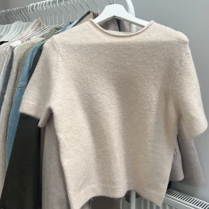 Stickad ull t-shirt - Stickad t- shirt från Zara, använd 2 gånger så bra skick, storlek M men sitter som xs-s