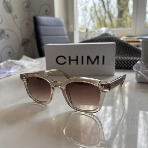 Chimi solglasögon  - Säljer nu mina Chimi 04a som inte har kommit till användning. Original Box, kvitto, fodral, dustbag och duk finns! 