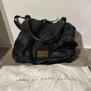 Marc Jacobs väska - Svart Marc Jacobs väska, i använt men gott skick! Pris kan diskuteras vid snabb affär💕