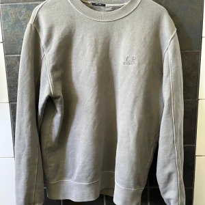 CP company ”Resist dyed” Crewneck - En sweatshirt från CP Company i mycket bra skick och stilren färg.  Nypris ca 2800