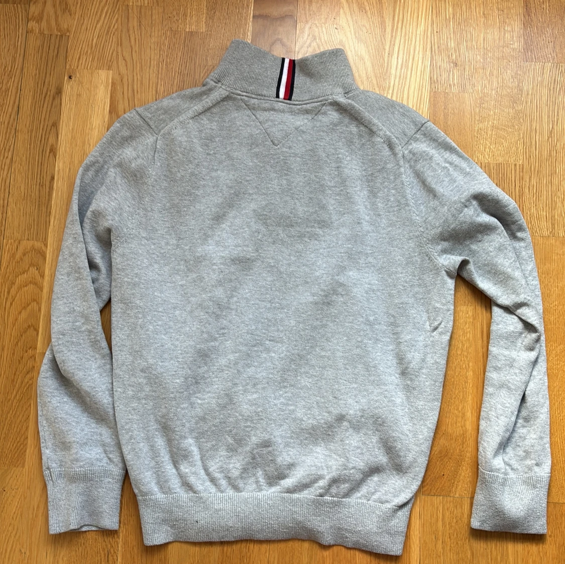 Grå halvzip-tröja från Tommy Hilfiger - 2