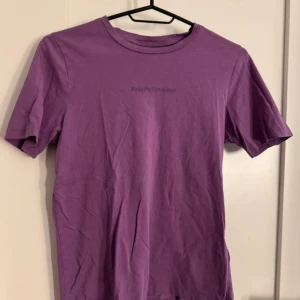 Lila t-shirt från Peak Performance - Säljer en lila t-shirt från Peak Performance med diskret logga framtill. T-shirten har rund halsringning och är tillverkad i mjuk bomull. Perfekt för en avslappnad stil.
