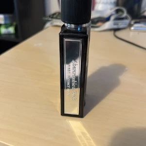 Abercrombie & Fitch First Instinct Blue - En stilren herrparfym från Abercrombie & Fitch, First Instinct Blue. Flaskan är mörkblå med silverfärgad etikett och svart skruvkork. Modern och maskulin design, perfekt för dig som gillar eleganta dofter.