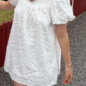 Vit blommig klänning från & Other Stories - Helt slutsåld supersöt vit klänning från & Other Stories med broderade blommor och puffärmar. Perfekt till midsommar/student💕 Använd en gång. 
