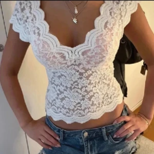 Spets topp - Jätte snygg spets topp med et liteti hål på under armen på sidan av tröjan som man lätt kan sy ihop!