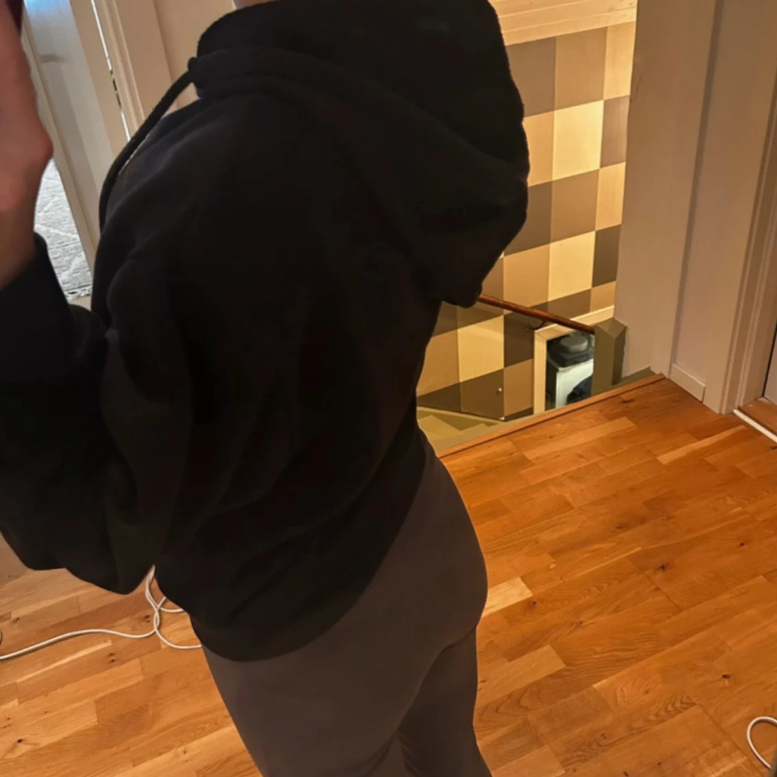 Svart hoodie med huva - 1