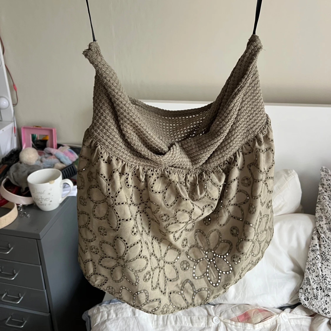 Khaki tubtopp med virkad överdel och blommigt mönster - 1