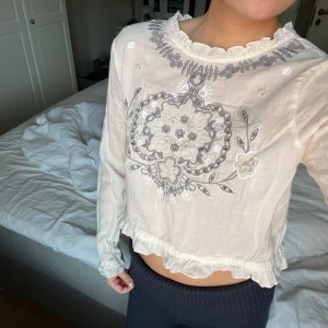 Zara blus  - Så söt blus från Zara, tunnt och skönt material (lite linne aktigt)