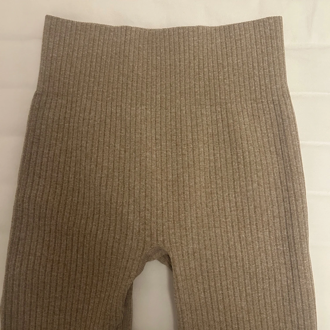 Beige ribbade leggings från SHEIN  - 1