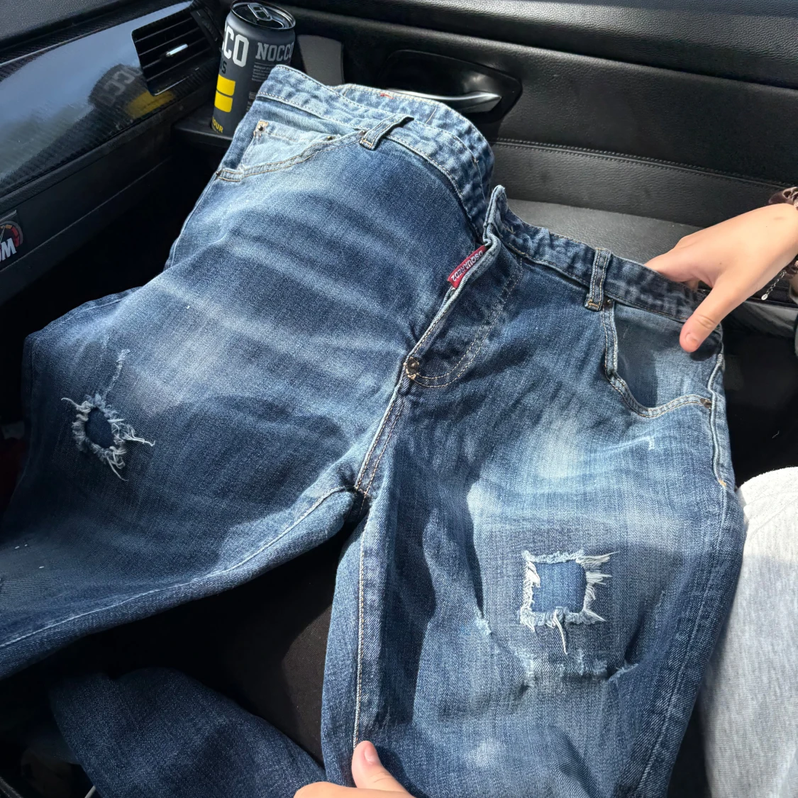 Blå slitna jeans med hål