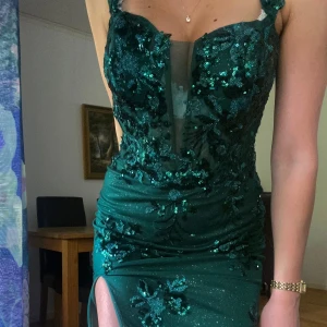 Balklänning  - Superfin balklänning från zapaka, säljer då jag hittat en annan jag ska ha. Den är u storlek XS, den går att justera i storlek genom snörningen i ryggen. Säljer för 980  men pris går att diskutera🫶🏼