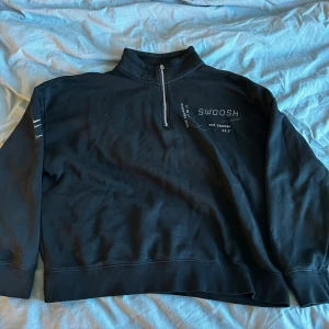 Vintage Nike quarterzip sweatshirt - Svart vintage sweatshirt från Nike. Mycket bra skick använd endast ett fåtal gånger. Inga skador eller defekter. 