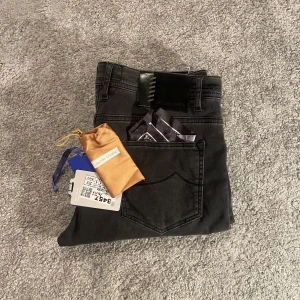 Jacob Cohën Bard jeans taggar kvar och scarf - skick 9,9/10 | storlek W33 | Mått midja:43cm Längd:106cm | modell ”Bard” | tags finns kvar från köp, använd max 3 gånger sparsamt samt scarf kommer med! | 