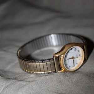 Guldfärgad Casio Damklocka  - Säljer en fin casio damklocka, metallen är stretchig så går på de flesta handleder. (Står still för tillfället, går högst troligt att lösa genom att byta batteri, därav priset)