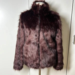 Vinröd pälsjacka med dragkedja saint tropez -  nyskick. Storlek xs, passar även s. Köp sker via köp nu, jag postar inom 24h. Kvar tills markerad såld