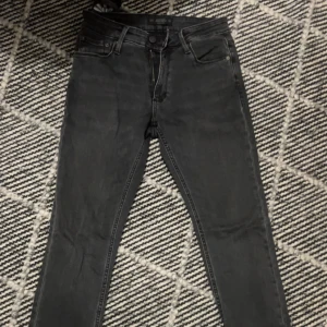 Svarta slim fit jeans från Jack and jones - Säljer ett par svarta slim jeans med klassisk femficksdesign och dragkedja. Jeansen har en slim passform och är i stretchigt material för extra komfort. Perfekta till vardags och enkla att matcha med olika stilar.