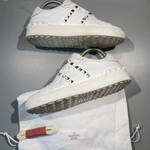 Valentino skor - Hej! Säljer nu mina skor från märket Valentino, storlek 36 bra skick, givetvis äkta. Tveka inte på att höra av dig om du har frågor eller funderingar kring skorna! 