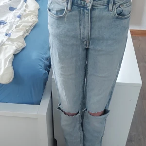 Ljusblå flare jeans från H&M st.146💘 - Säljer ett par ljusblå jeans från H&M med flare ben och låg midja. Jeansen har justerbar midja och slitna hål vid knän💕