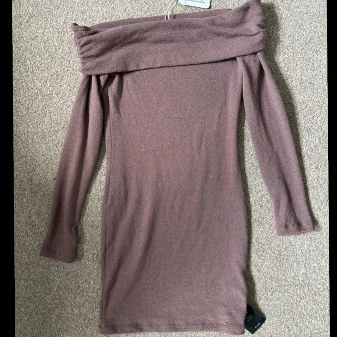 Långärmad klänning off-shoulder