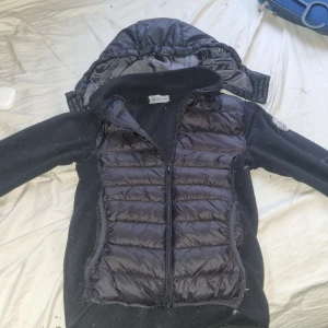 Moncler cardigan - Här har vi en moncler cardigan i bra skick, den är I stolek S dam, men är gjord p sätt att den passar 150 killar och xs tjejer.