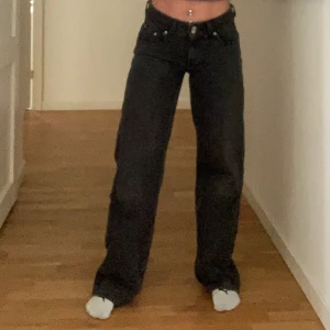 Svarta super low waist jeans Levi’s - Säljer ett par svarta levis jeans med rak passform. Jeansen har låg midja och stängs med dragkedja och 2 knappar. Helt oanvända. Ny pris 849kr mitt pris 500kr. W 25 L 32