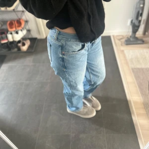 Blå raka jeans - Säljer ett par klassiska blå jeans med rak passform och normal midja. Jeansen har fem fickor och stängs med dragkedja och knapp. Perfekta till vardags för en avslappnad stil.