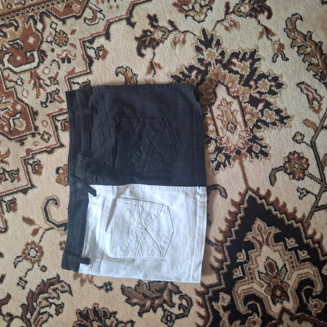 Svartvita jeanskjol med kontrastfickor - 1