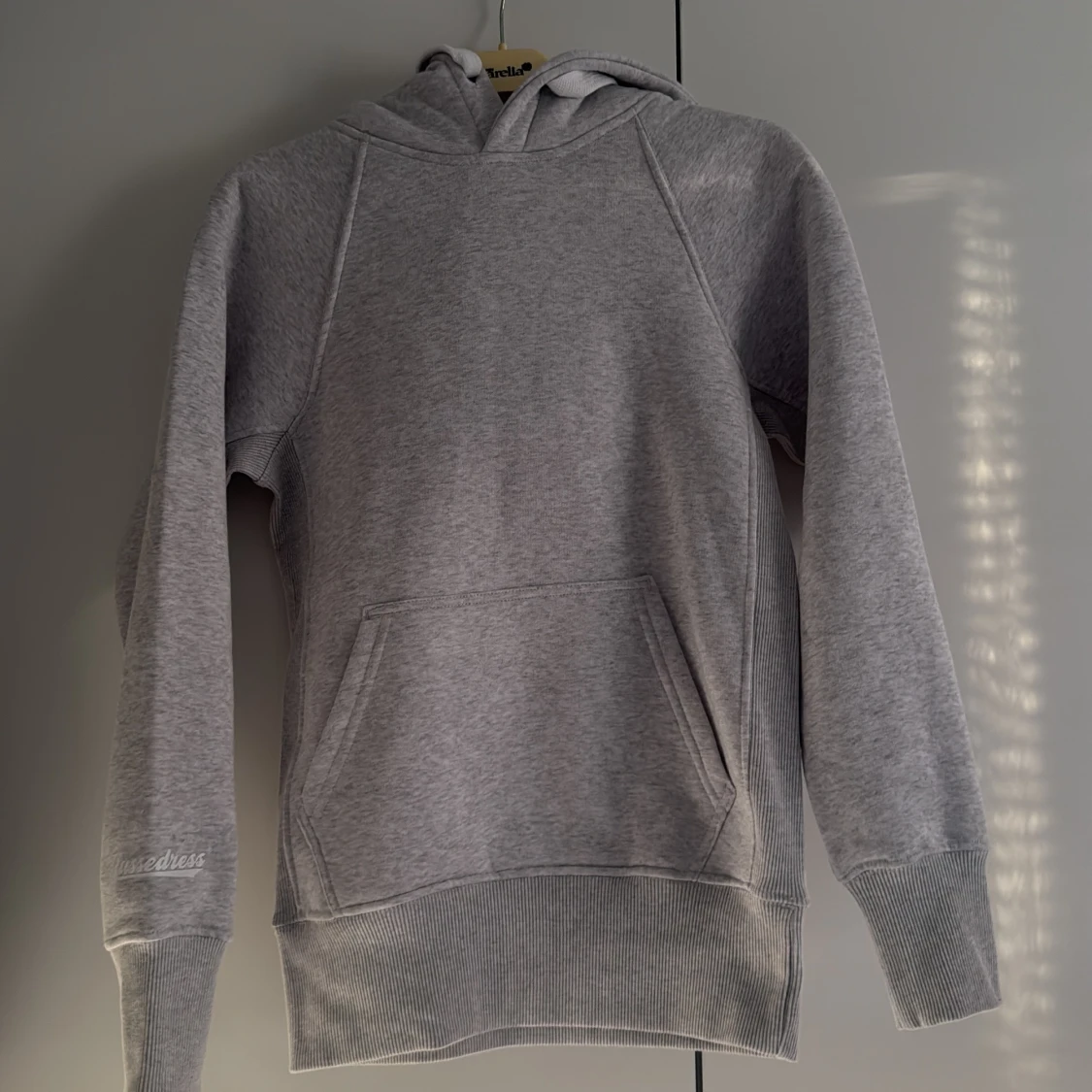 Ljusgrå hoodie från Russemerch - 1