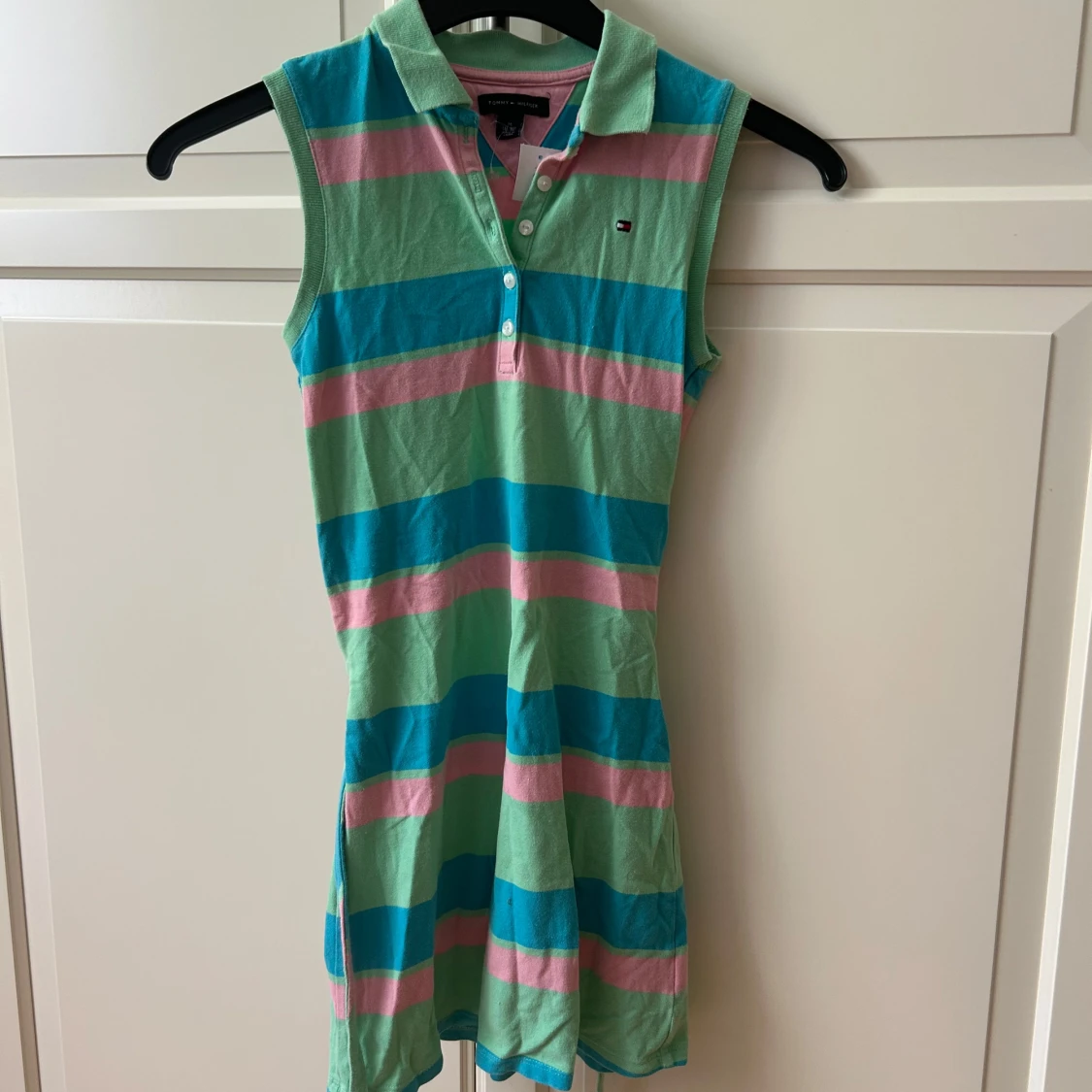 Randig ärmlös klänning från Tommy Hilfiger