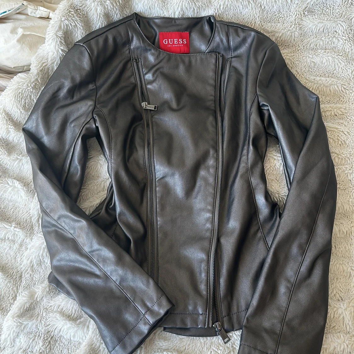 Svart skinnjacka från Guess - 1
