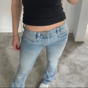 Ljusblå bootcut jeans - Säljer dessa jeans från Hm! Jeansen är väldigt sköna och dem anpassar sig utefter kroppen. Dem är i storlek xxs men dem passar absolut någon i xs/s!🩷