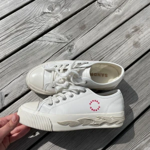 Sandro sneakers  - Riktigt snygga sneakers från Sandro! Köpte av en annan tjej men tyvärr var de för små för mig🥺skriv för fler bilder💓💓