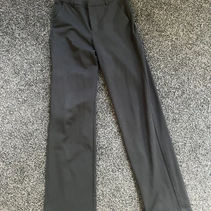 Svarta kostymbyxor från Vero Moda - svarta kostymbyxor från Vero Moda. Byxorna har normal passform, raka ben och stängs med dragkedja och hake. 🌸strl S/32