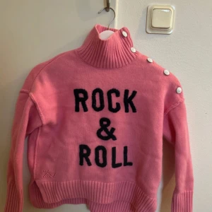 Zadig Voltaire Rosa stickad polotröja  - PRISET KAN DISKUTERAS. Jätte snygg trendig tröja! Säljer den för den inte har kommit till användning. Har använt den ungefär 2-3 gng. Köpte tröjan för 3600kr och säljer den nu för 1000kr