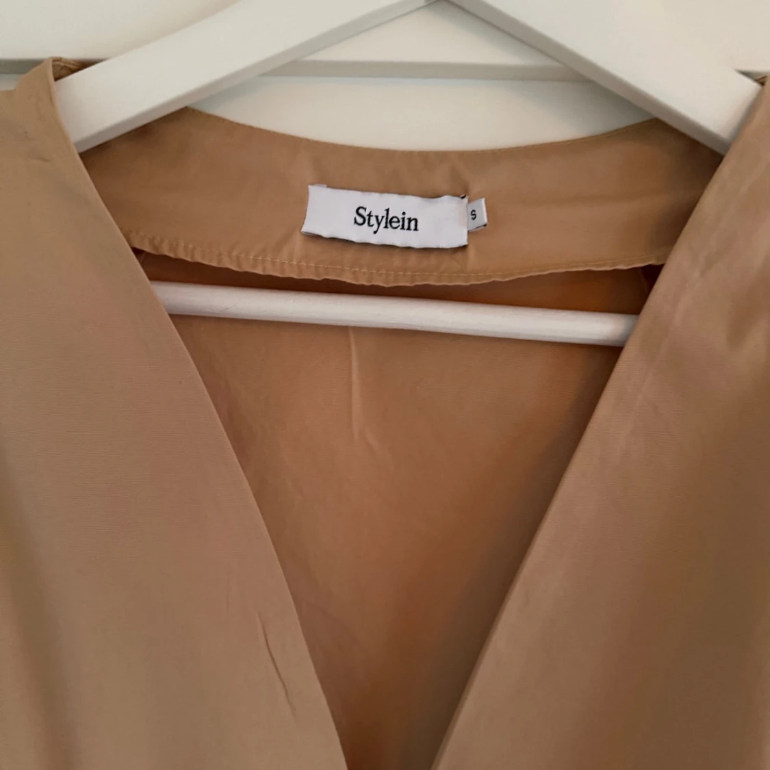 Beige omlottklänning från Stylein - 2