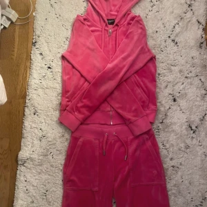 Rosa juice sett  - Storlek Xs. Använt en del men har inga hål eller fläckar men syns att det blivit använd.