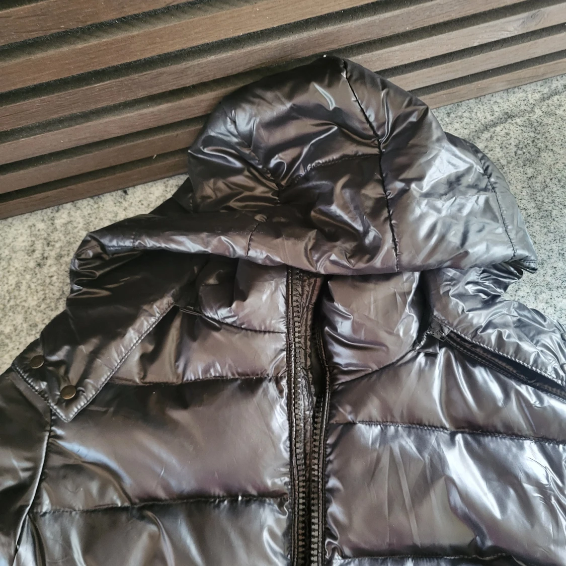 Svart pufferjacka med huva - 1