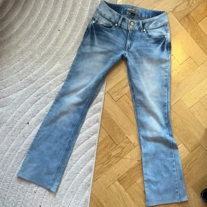 Ljusblå / Ice Lågmidjade / low waist / low Rise jeans - Ljusblåa lågmidjade jeans från märket Blind Date i storlek W27/L32. 💕Har inga defekter och är i passform bootcut/straight🤗Skriv ifall du har någon fråga, säljs då de inte passar☺️