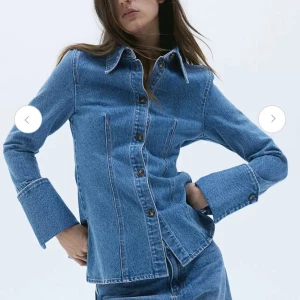 Firgursydd jeans jacka  - Säljer denna otroligt snygga figursydda jeans kavaj/jacka från h&m som är helt slutsåld på hemsidan🩷 Aldrig använt så i superform skick!🩷