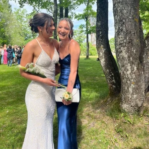 Balklänning från dressroom linne - Säljer nu min balklänning (från förra året). Från dressroom linne! Superfin och dessutom väldigt skön att ha på sig. Tvättat band och klänningen så gott det går, inga fläckar eller annat som syns på klänningen. Det fattas paljetter längre ner på släpet men inte heller något som syns när klänningen är på. Släpet är något ”gråare” än resten av klänningen men inte heller något som syns på (se sista bilden).Nypris ligger runt 6000kr, därav priset.